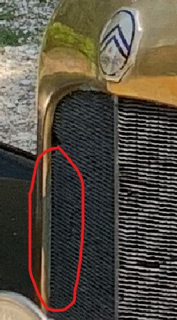 tache grise sur calandre coté radiateur Pb-rad10