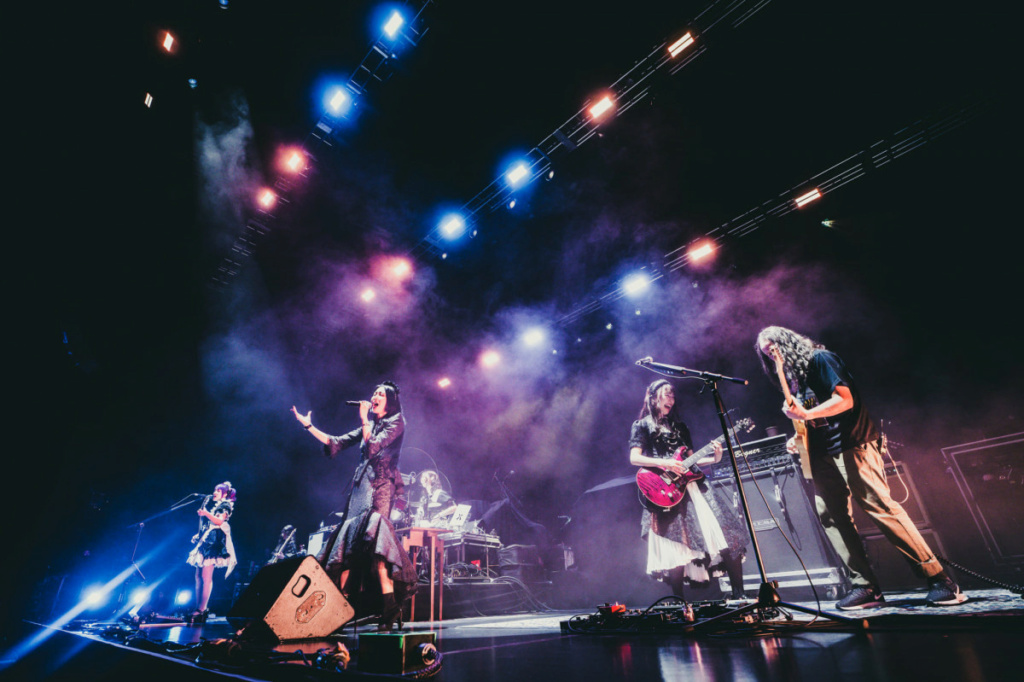 BAND-MAID (Guns N'Roses, 6.11.2022, Tokyo, Japón) ❤️ Gira norteamericana 2022-2023 ⚡︎ Lollapalooza 2023 ⚡︎ Incubus 1º de mayo ⚡︎ "Show Them" con The Warning 6 de agosto 2024 ⚡︎ Epic Narratives nuevo álbum 25 de septiembre 2024 - Página 2 Band-m37