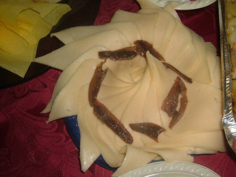 un plat de fromage garnie d'enchoies Dscf4815