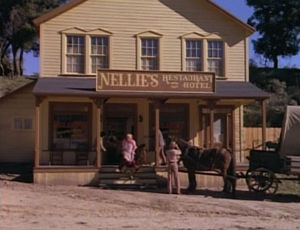 Diners, snacks et brasseries au ciné et à la télévision Nellie10