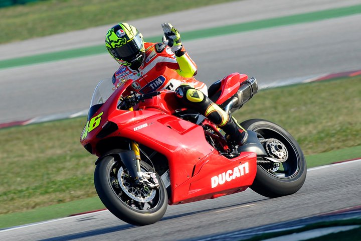 Rossi a roulé en Superbike à Misano Big_va13