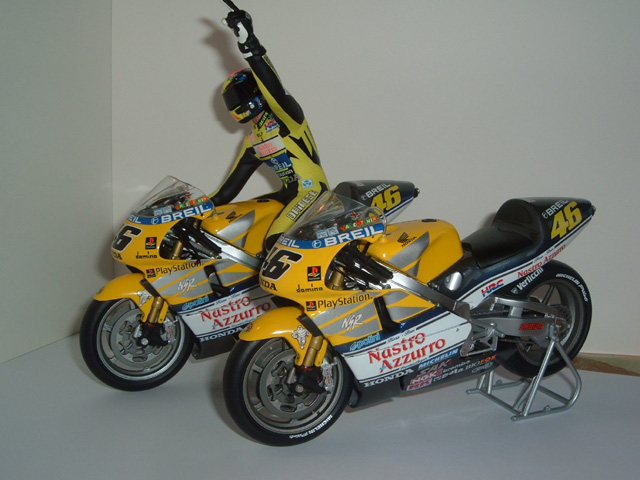 Les motos de Valentino (up pilotes minichamps) 8_500_12