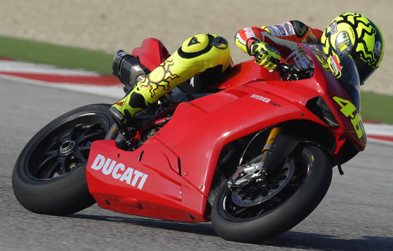 Rossi teste son épaule sur une Ducati 1198 SP. 1997_a10