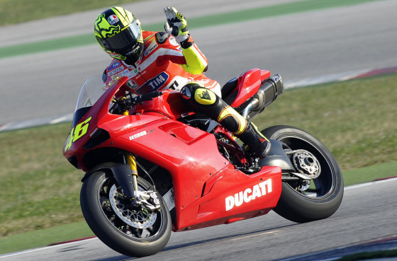 Rossi teste son épaule sur une Ducati 1198 SP. 1998_a10