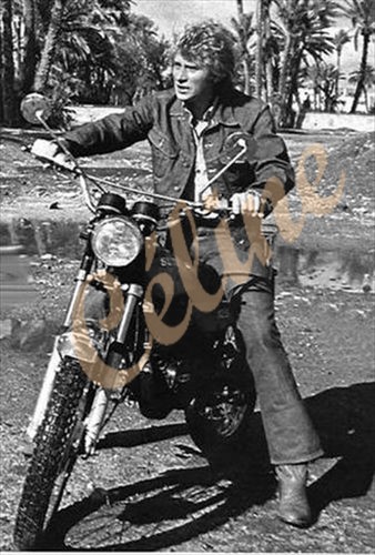 Johnny et les motos - Page 2 Moto0211