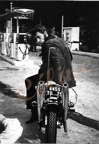 Johnny et les motos - Page 2 Moto0810