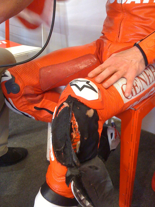 Nicky Hayden un genou à terre Nicky-15