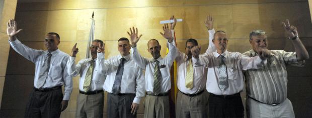 LLEGAN A ESPANA LOS PRIMEROS 7 PRESOS POLITICOS CUBANOS CON SUS FAMILIARES Diside10