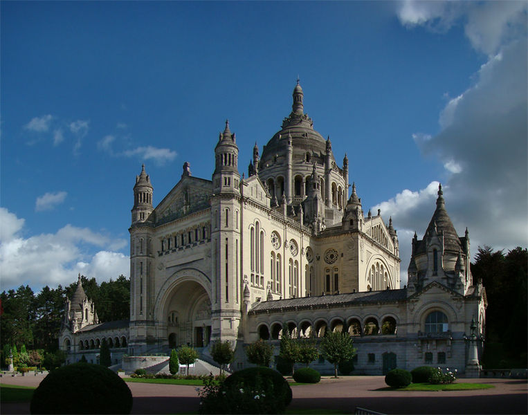 Basilique Sainte-Thérèse de Lisieux 763px-10
