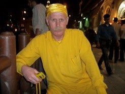 " الرجل الأصفر " يخلع معطفه الشهير بحلب ويرتدي زياً خاصاً بشهر رمضان 1234_b10