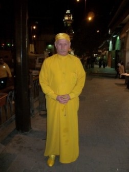" الرجل الأصفر " يخلع معطفه الشهير بحلب ويرتدي زياً خاصاً بشهر رمضان 123_bm10