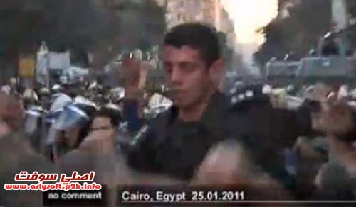 فيديو ضابط امن مركزي ينضم للمتظاهرين وحملوه على الاعناق _l4_co10