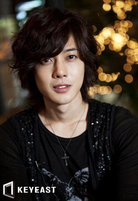 [NEWS] Kim Hyun Joong illustrates a picture of his ideal woman 20100740