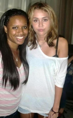 Miley et des fans, dans son hôtel à Detroit - le 20 juillet  Normal38