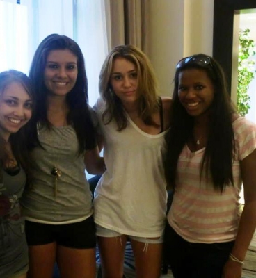 Miley et des fans, dans son hôtel à Detroit - le 20 juillet  Normal39