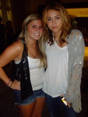 Miley et des fans, dans son hôtel à Detroit - le 20 juillet  Normal40