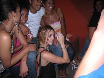 Miley au "Mars Bar" à Detroit - le 1er août 2010 Normal46