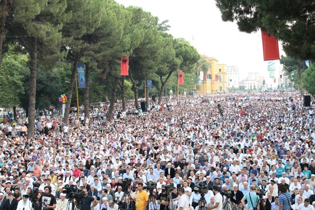 Tiranë, besimtarët myslimanë festojnë Fitër Bajramin Fiter-10