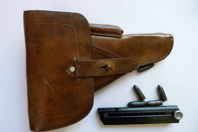 Les étuis et accessoires des pistolets Luger produits par Mauser en 1945-1946. 00111