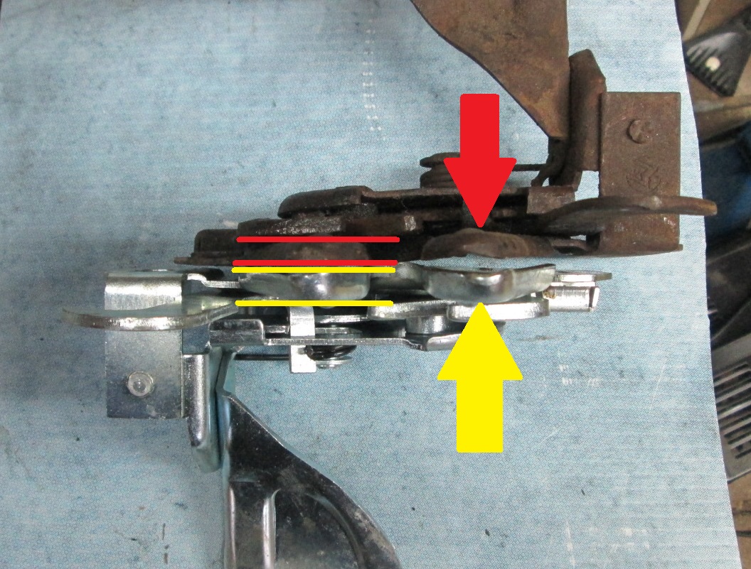 Détail: Mustang 1967-1968: Comparaison loquet de capot  , original et reproduction 033_co10