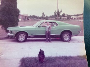 Vieille photo qui inclus des Mustang 65-73  - Page 9 1970_m12