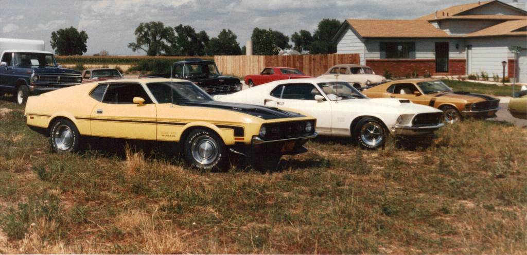 Vieille photo qui inclus des Mustang 65-73  - Page 12 42477910