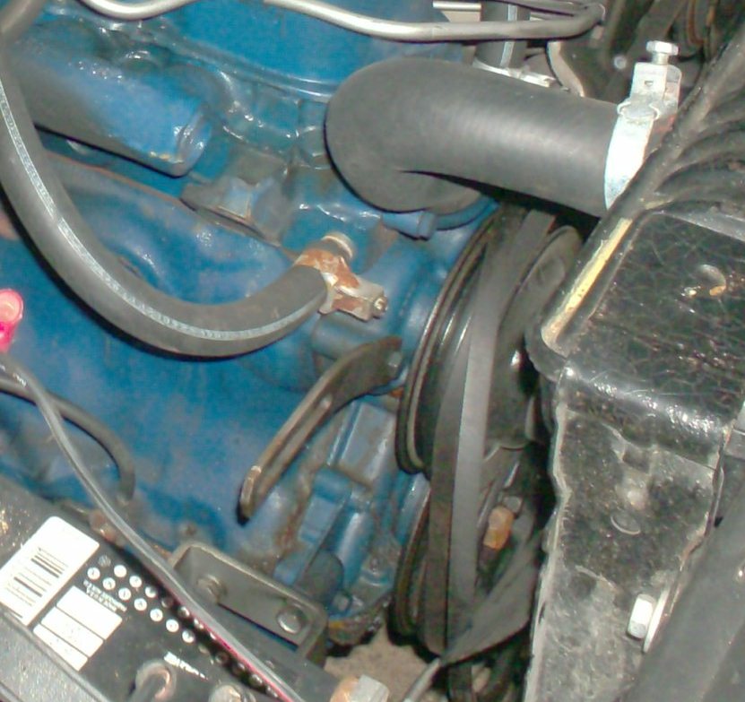 Détails: Support (bracket) d'alternateur pour moteur 200 pc Hpim5310