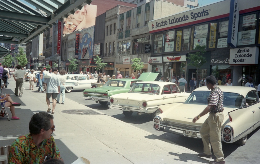 Exposition du VAQ à l'été 1995 sur la rue Ste-Catherine à Montréal Imi91910