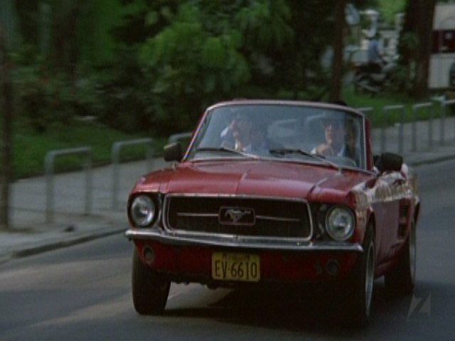 Mustang 1967 dans le film "Attention les dégâts" J10