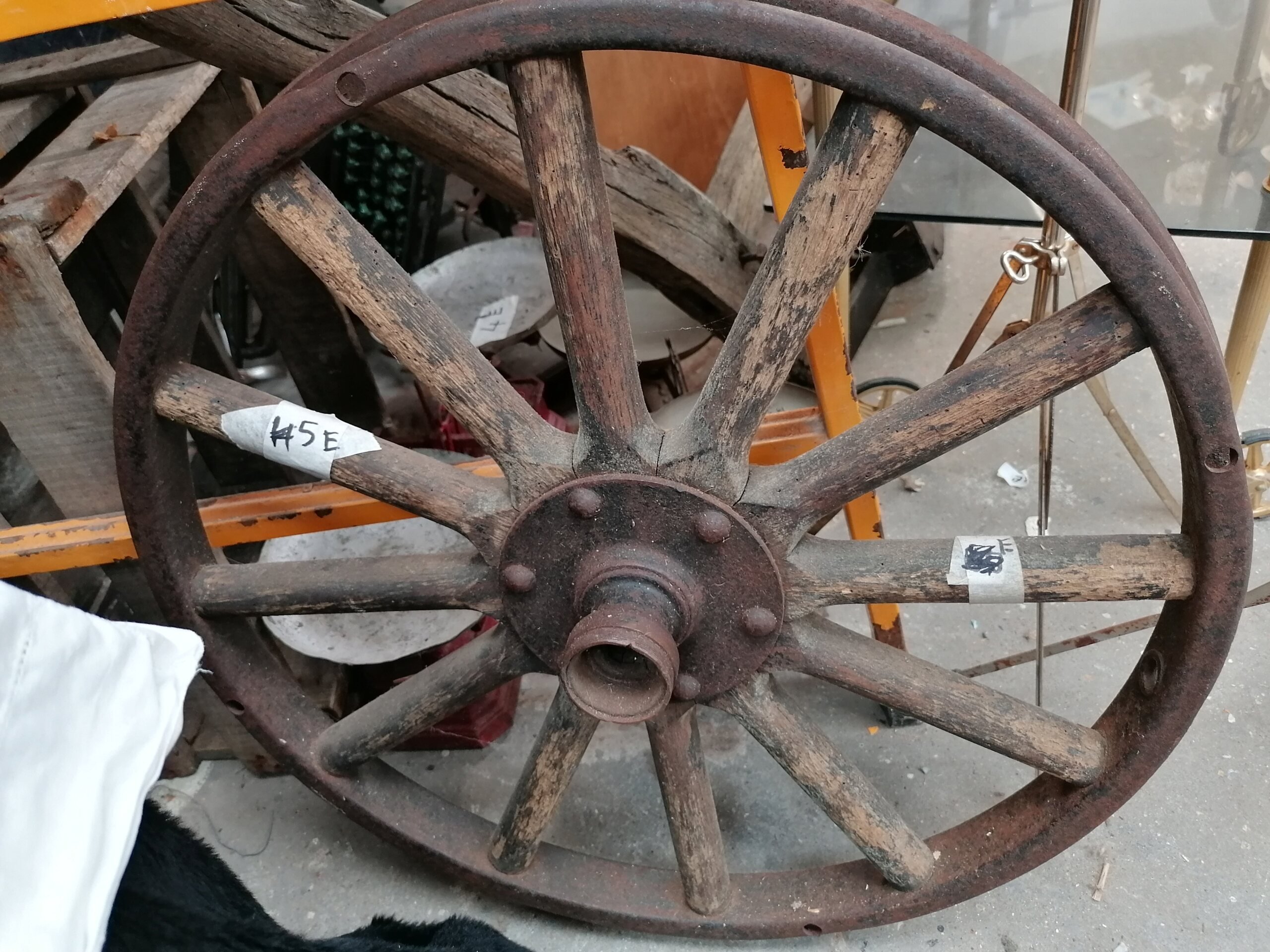 Roue vue dans une brocante Img_2417