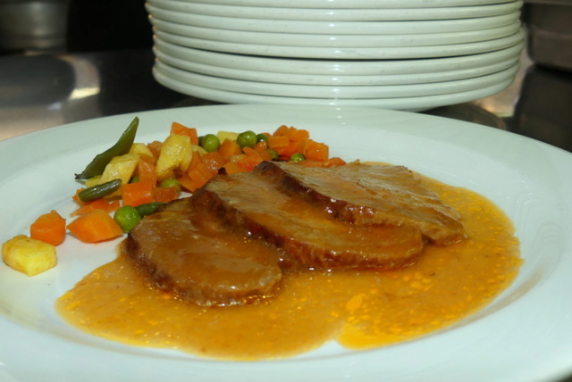 lomo de cerdo braseado en salsa con guisantes y zanahorias Lomo_d13