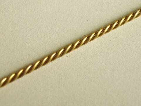 Comment torsader un fil de métal pour créer des bijoux ?