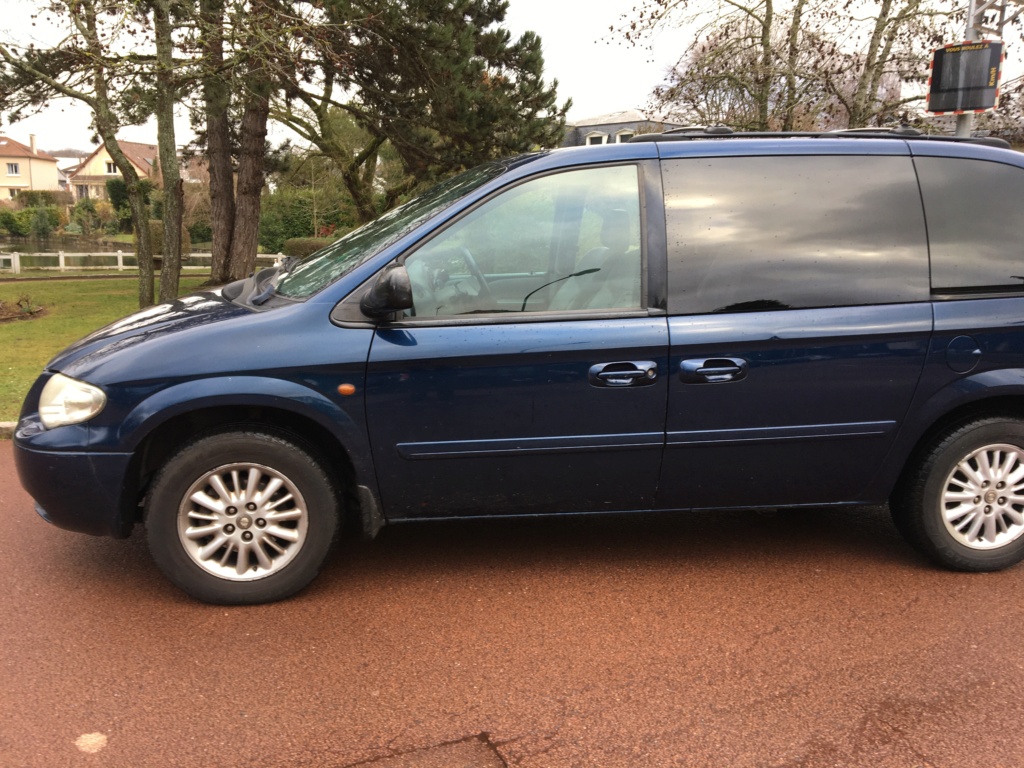 Vends VOYAGER (court) 2.8 CRD BVA de 2004 Diesel 132.000 kms Gauche12