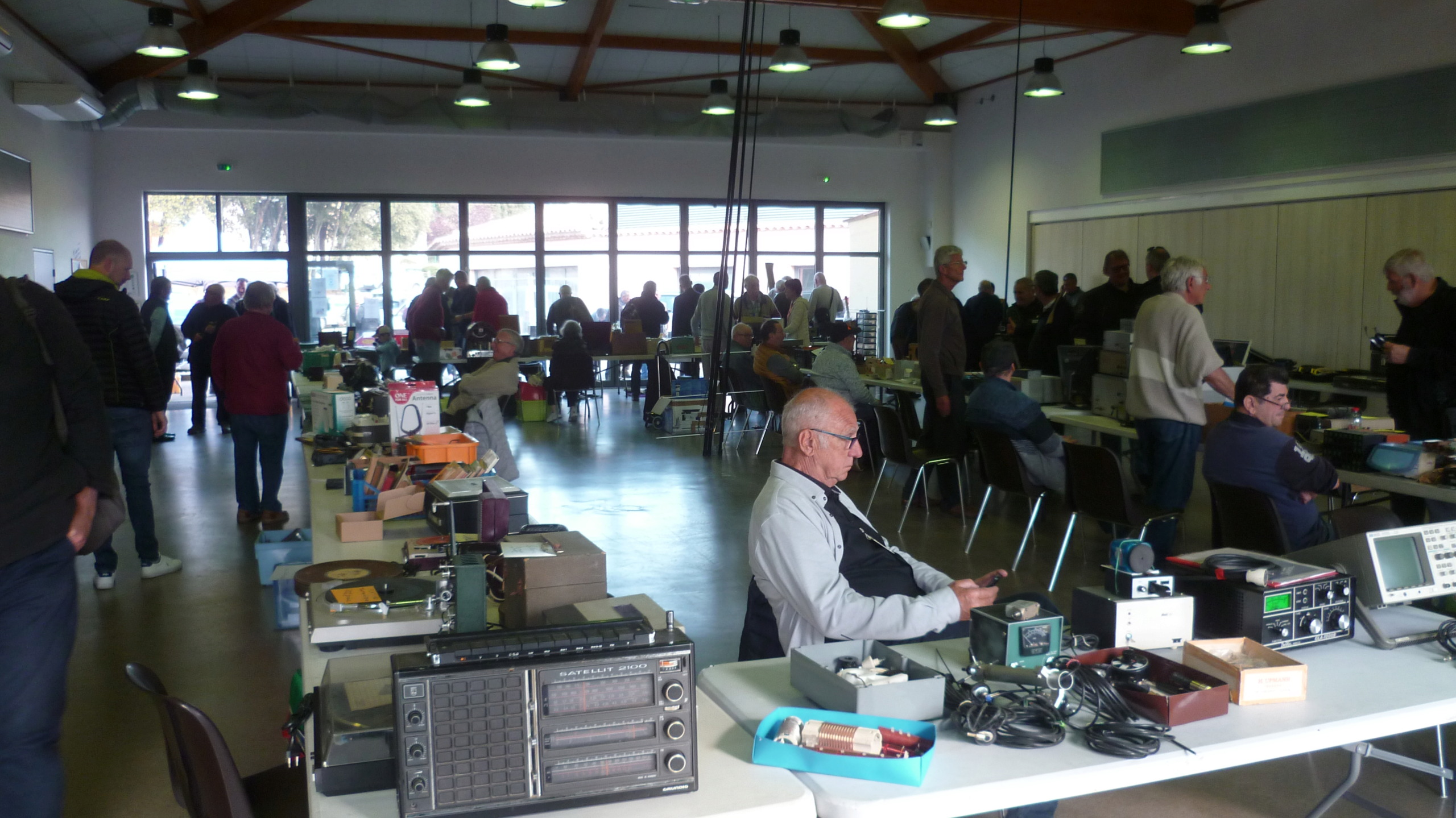 18 ème brocante RADIO & COMMUNICATION Roquefort-les-Pins (06) Salle Charvet P1360116