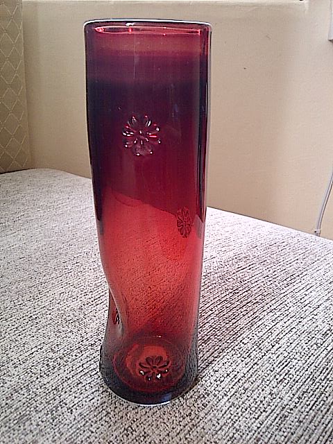 WHO IS BEARDSHALL SIGNED AT THE BASE OF THIS GLASS? Img-2071