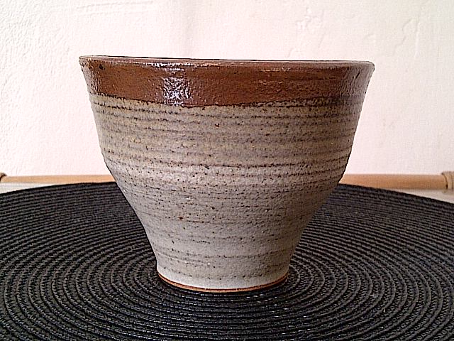 Id please on this yunomi tea bowl, NY OR OJ OR TJ  Img-2099