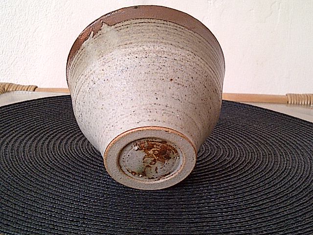 Id please on this yunomi tea bowl, NY OR OJ OR TJ  Img-2101