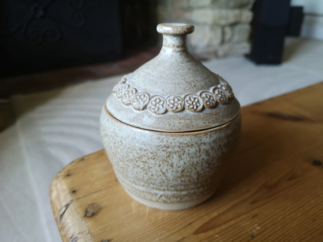 Small lidded pot with EN mark - Elizabeth Newman  Img_2094
