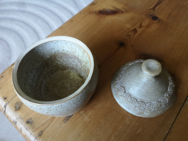 Small lidded pot with EN mark - Elizabeth Newman  Img_2097