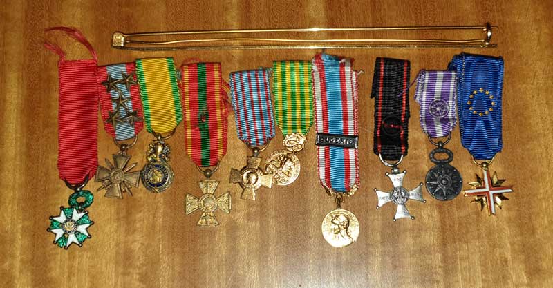 Médailles, insignes, dague et livret d'un commando : Libé / Indo / Algérie Lot_da11