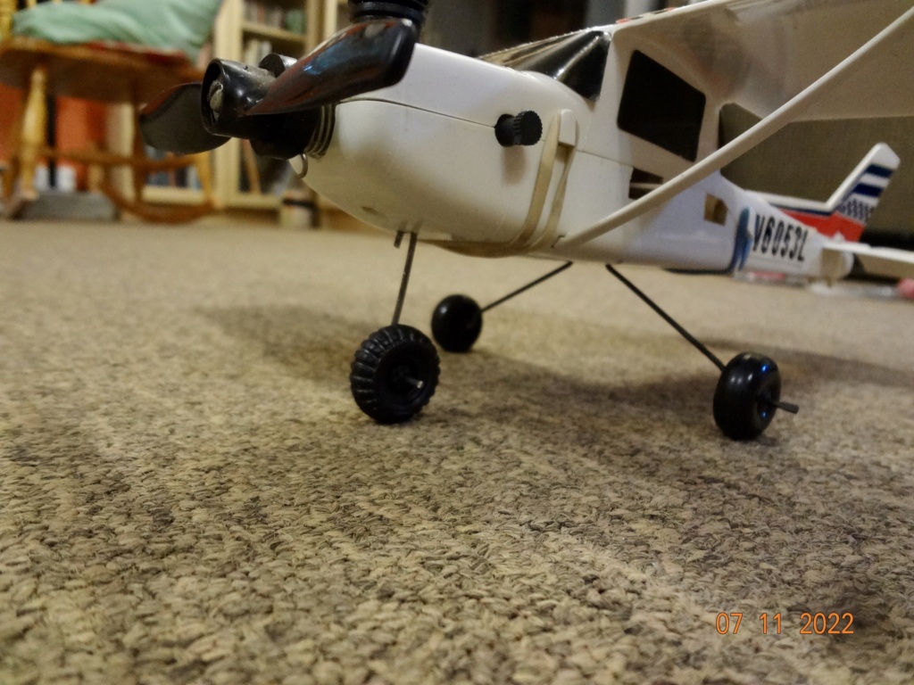 No more wanted: Cox Cessna 150 front landing gear and wheel Dsc00110