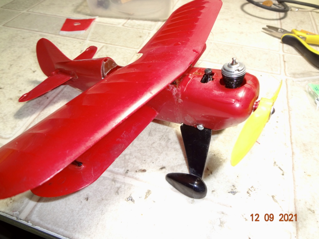 Cox 020 red Pitts Special ; wheels missing ; half-solved Dsc09410