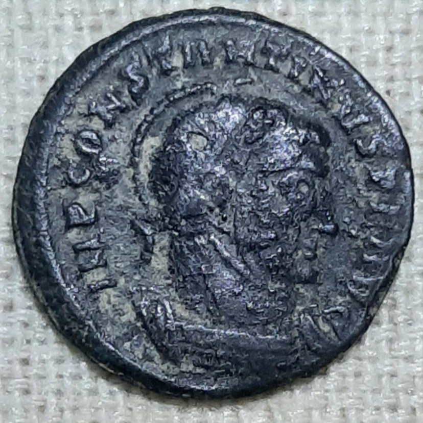 AE3 de Constantino I. VICTORIAE LAETAE PRINC PERP. Siscia 20230111