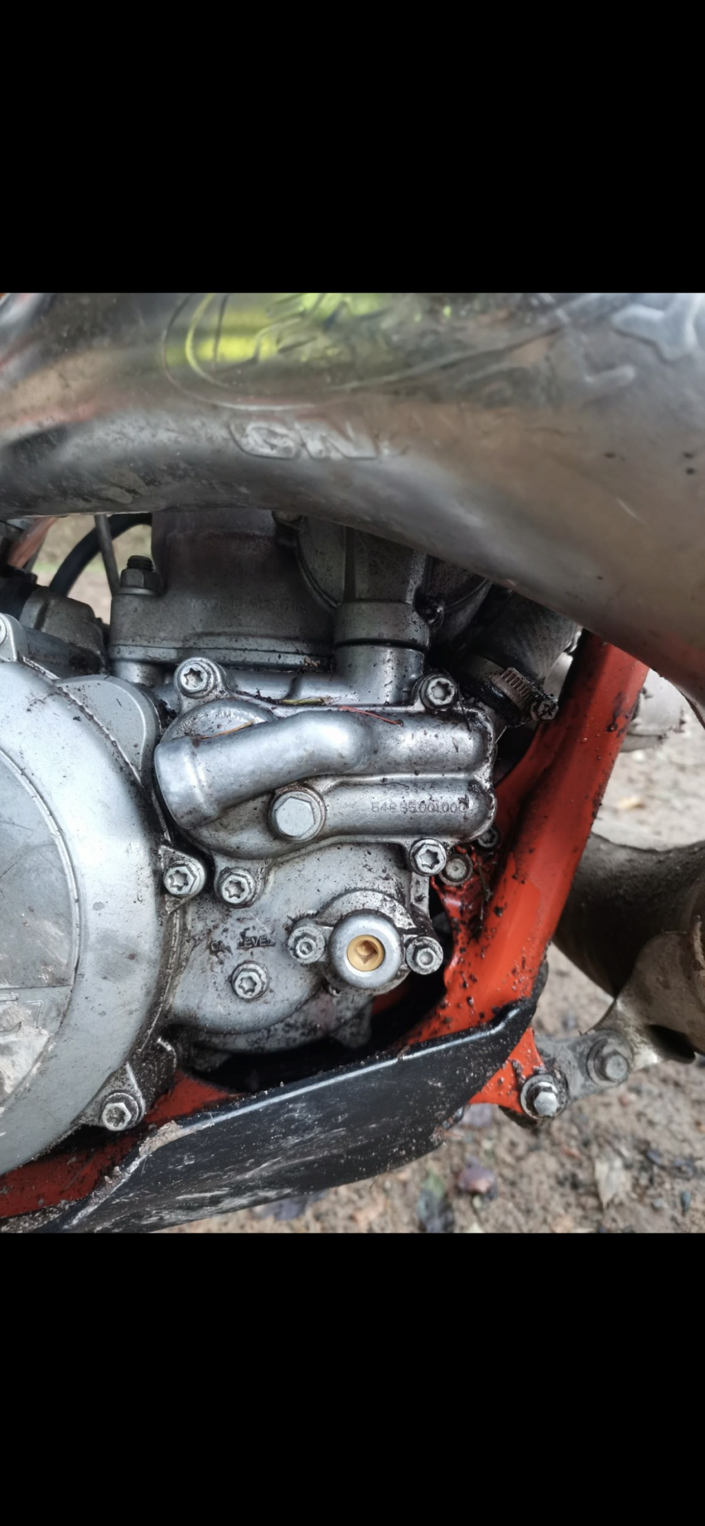 Gras autour de la valve échappement KTM 250 exc Img_0510