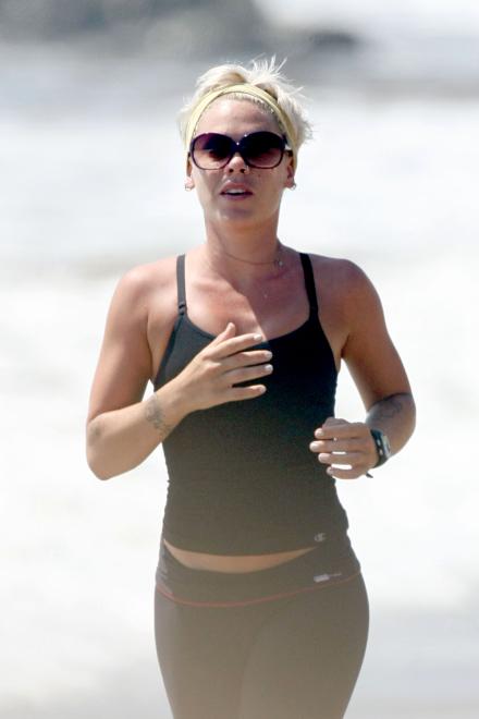 P!nk faisant son jogging sur la plage Beach610