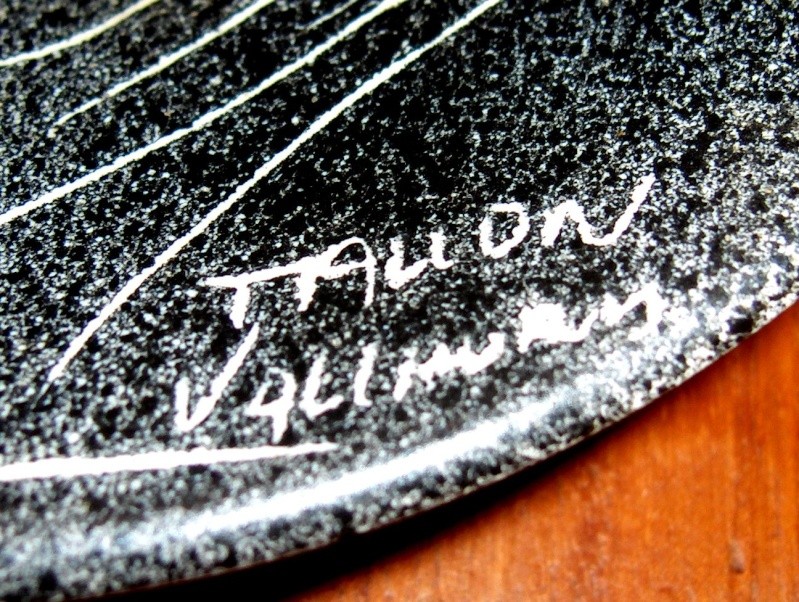 Assiette decorative avec un visage féminin incisé sur fond noir moucheté - Jean-Pierr Tallon Vallauris Hpim5821