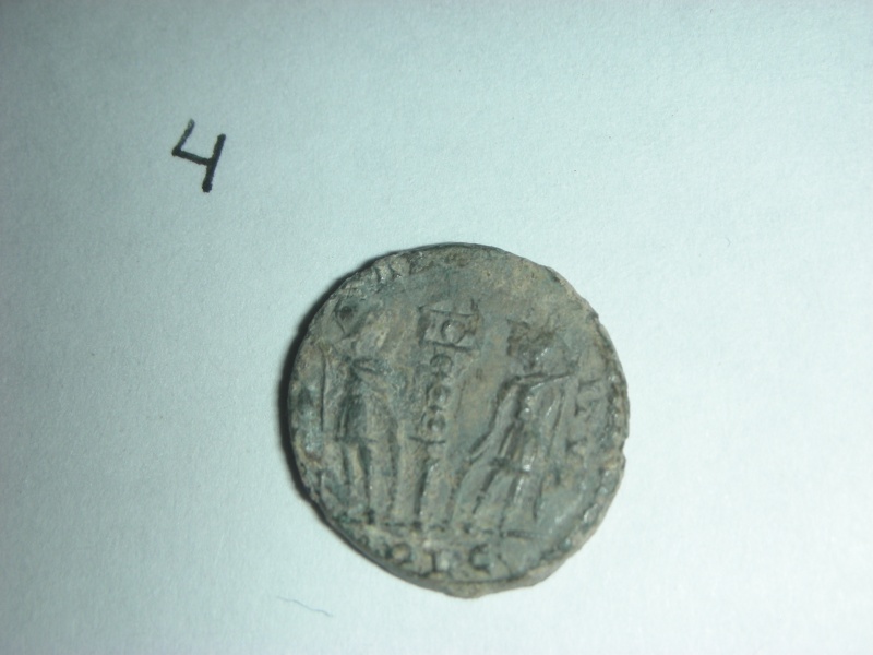 Ae3 de Constantino II (GLORIA EXERCITVS) Dscn1513