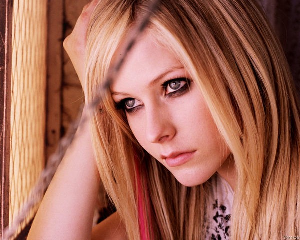 Voici les photos d'une de mes chanteuses prfres Avril Lavigne Eef1eb10