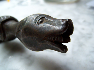 Un bougeoir en bronze tête de chien... * 100_1135