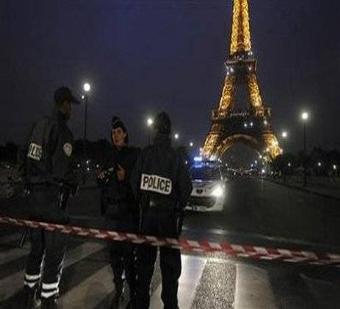الشرطة الفرنسية تطالب الباريسيين بالاحتشام .. وتهدد بالسجن Hidden21